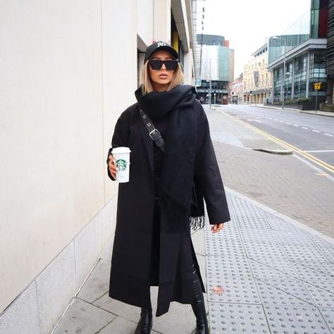 Black Winter Puffer Coat, Long Puffer Jacket Outfit Winter Style, Long Black Puffer Coat Outfit, Black Puffer Coat Outfit, Puffer Jacket Outfit Winter Style, Long Black Coat Outfit, Alexx Coll, Long Puffer Jacket Outfit, Long Black Puffer Coat