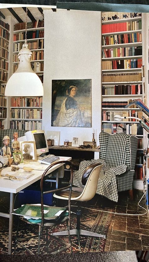 Nyc Apartment Library, Nyc Apartment Bookshelves, Retro New York Apartment, Cluttered New York Apartment, Retro Nyc Apartment, Small Home Office Design, Eclectic Office, Office Design Inspo, Living Colors