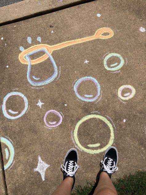 Chalkboard Art Ideas Aesthetic, Bubbles Chalk Art, Sponge Bob Chalk Art, Chalk Ideas Preppy, Chalk Drawing Inspiration, Spongebob Chalk Art Easy, Driveway Chalk Ideas, Abstract Chalk Art, Fun Sidewalk Chalk Ideas