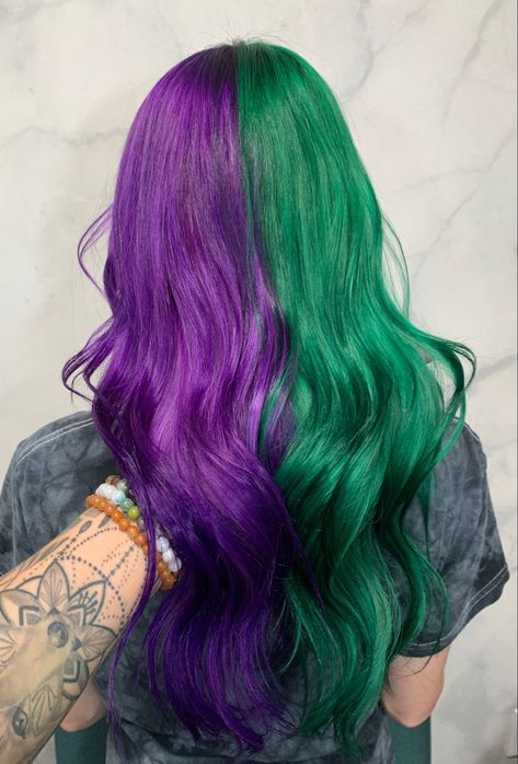 Half royal purple half Emerald green long wavy hair How To Style Split Dyed Hair, Split Hair Color Ideas Purple, Red And Purple Split Dye, Green And Purple Hair Split, Half Green Half Purple Hair, Purple And Green Split Dye, Green And Purple Hair Ideas, Dark Green And Purple Hair, Purple Hair Half