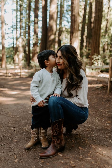 Fall Mommy And Son Pictures, Mother Son Christmas Pictures, Mom And Son Photo Ideas Christmas, Mother Son Fall Photos, Mom And Son Pics, Mom Dad And Son Photoshoot, Mother Son Photoshoot Ideas, Single Mom Photo Shoot Mother Son, Mom Dad And Son Pictures