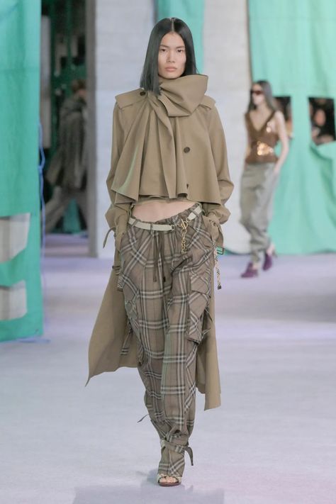 Burberry Spring 2025 Ready-to-Wear Collection [PHOTOS] Burberry Print, 90s Fashion Outfits, Winter Fashion Outfits, Winter Wear, 90s Fashion, Spring Summer Fashion, Fashion Pants, Runway Fashion, Fashion News