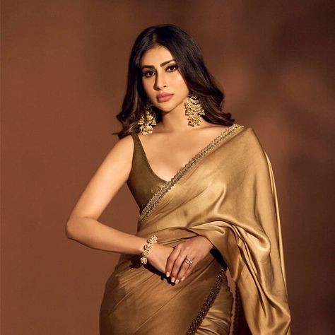 Explore Mouni Roy's breathtaking look as she dazzles in an Golden Ombre Saree at the wedding party of Anand Pandit's daughter, Aishwarya. Mouni Roy Saree, Golden Ombre, Saree Golden, Ombre Saree, Golden Saree, Simple Saree Designs, Web Stories, Yami Gautam, Mouni Roy