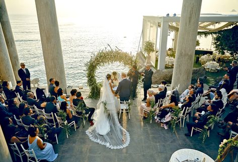 Elegant Destination Wedding Inspiration Foliage Arch, Peru Wedding, Decoration Details, Classic Wedding Cake, Destination Wedding Inspiration, Flowers Arrangements, Wedding Places, Island Weddings, Flower Centerpieces