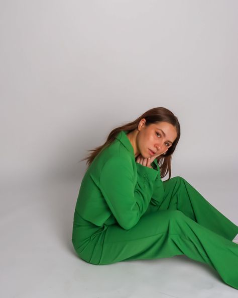 Green Photoshoot Ideas, Green Fashion Photography, White Backdrop Photoshoot, Jojo Poses, Green Photoshoot, Green Monochromatic, Concept Shoot, Professional Headshots Women, Green Costumes