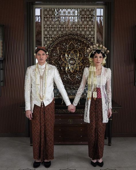 Kebaya Akad Nikah Muslim Jawa, Wedding Dress Jawa, Javanese Wedding Hijab, Wedding Jawa Hijab, Akad Nikah Jawa, Pengantin Jawa Hijab, Jawa Wedding, Wedding Kebaya, Model Dress Kebaya