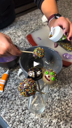 8.4K views · 50 reactions | Easy no bake halloween Cake Pops | Easy no bake halloween Cake Pops  She used store bought cookies to make fun halloween cake pops | By Cirqnamics | Today we are going to make something super easy, super fun, and perfect for halloween. Alright. Done with that. Just grab your little frosted sugar cookie. Green for halloween Make a little ball. Alright, just grab like a little taste tablespoon there thing so I can really push on it. Smooth out the edges. Perfect halloween color look at that ghoul green alright and we'll just do that okay now that the little balls are ready you grab your little stick your lollipop stick and then you just stick em right in there Go and you stick em in. Nice and easy. Give it a little push if you have to. Anyway this isn't even the f Cake Pops Easy, Store Bought Cookies, Bake Halloween, Cookies To Make, Halloween Cake Pops, Halloween Color, Buy Cookies, Easy No Bake, Halloween Cake