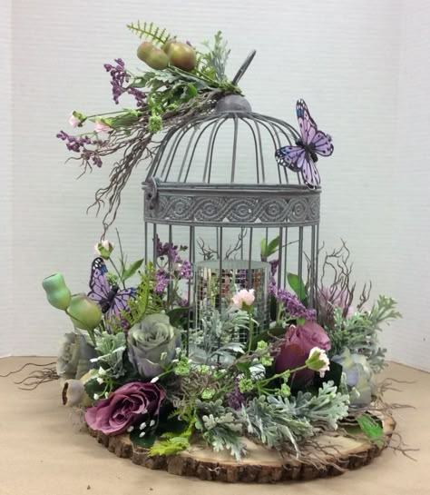 Wire Bird Cage, Bird Cage Centerpiece, Wire Bird, Deco Champetre, Bird Cage Decor, Diy Arrangements, Wood Circles, Bird Cages, Deco Floral