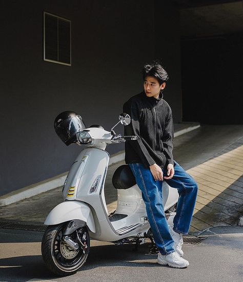 Posing With Motorcycle, Leaning On Motorcycle Pose, Leaning Against Motorcycle, Bike Poses Men, Scooter Photoshoot, Motorcycle Couple Photography, Vespa Photoshoot, Nana Photoshoot, Motorcycle Poses