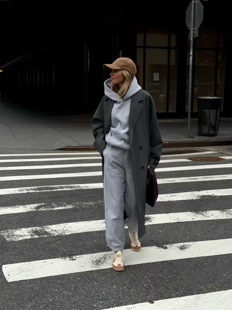 wearing Aritzia Sweatfleece Sportive Outfit Winter, New York Winter Streetwear, Hoodie Winter Outfits Women, Nyc Winter Clothes, Cold Weather Athleisure, Ny Winter Fashion, Winter Errands Outfit, Model Winter Outfits, Hoodie And Coat