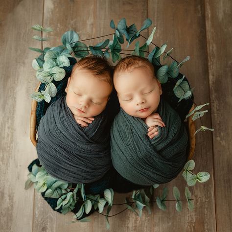 Twin newborn sessions are a bit harder than one baby session, but these two Amazon ng baby boys rocked their session😍 swipe for the over-cuteness😍😍 Newborn Twin Poses, Newborn Photoshoot Twins, Newborn Twin Family Photos, Newborn Twin Photoshoot, Twin Boy Newborn Photography, Newborn Pictures Twins, Twins Newborn Photography, Twins Baby Photoshoot Ideas, Photoshoot With Twins