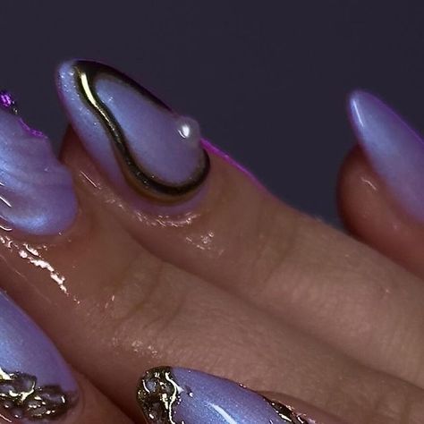 Ursula Inspired Nails, Ursula Nails, Almond Tips, Vanessa Nails, Little Mermaid Makeup, Nail Short, Iridescent Mermaid, Miami Nails, Medium Almond