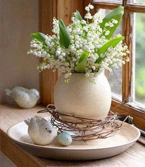 Diy Osterschmuck, Valley Cottage, Creative Easter Eggs, Easter Flower Arrangements, Easter Flowers, Beltane, Spring Table, Spring Easter Decor, Easter Egg Decorating