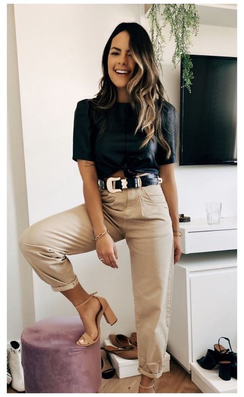 21fe5b8ba755eeaece7a450849876228desc47073111ri Khaki Pants Outfit, Elegante Casual, Mode Casual, Urban Street Style, Korean Street Fashion, Looks Style, Mode Inspiration, Work Fashion, Outfits Casuales