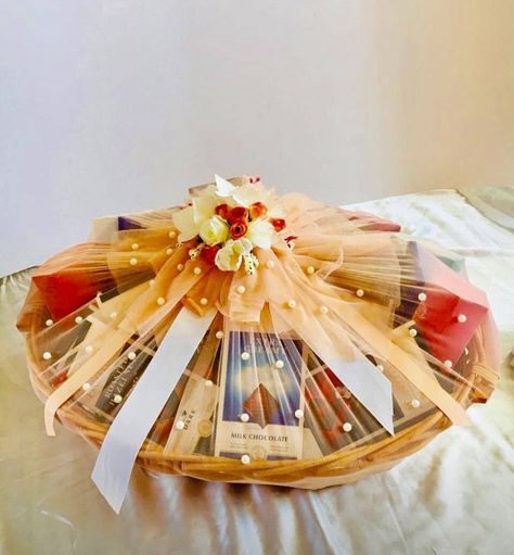 Shagun Gift Baskets, Trays For Wedding Gifts, Bridal Makeup Packing Ideas, Makeup Tray Decoration For Wedding, Makeup Trousseau Packing, Makeup Packing Ideas For Wedding, Tray Packing Ideas, Gift Packing Ideas Wedding, Basket Decoration Wedding