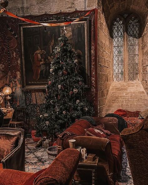 Weasley Christmas Aesthetic, Christmas Hogwarts Aesthetic, Christmas Aesthetic Harry Potter, Hogwarts Aesthetic Christmas, Harry Potter Aesthetic Christmas, Christmas Harry Potter Aesthetic, Christmas At Hogwarts Aesthetic, Hogwarts Christmas Aesthetic, Hogwarts Christmas Wallpaper