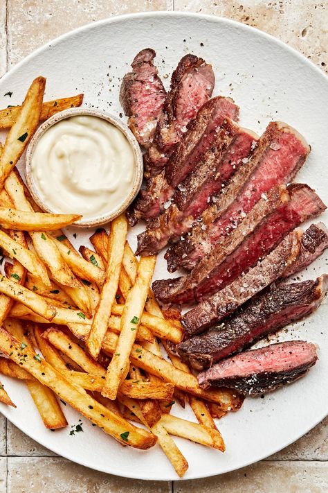 Juicy ribeye steak and crispy french fries pair perfectly with garlic aioli, in this classic, steak frites dish. Cooking The Best Steak, Easy Steak Fajitas, Steak Dishes, Plats Healthy, Easy Steak, Steak Frites, Steak Bites, Skirt Steak, Steak Recipes