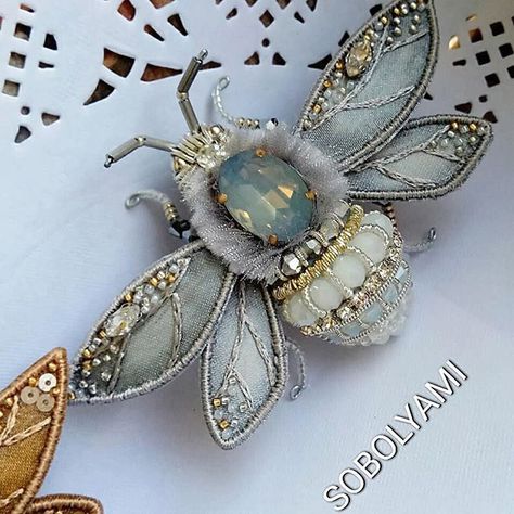 Bee Diy, Ideas Embroidery, Insect Jewelry, Bead Embroidery Jewelry, Embroidery Jewelry, Beaded Brooch, Brooches Handmade, Embroidery Ideas, Embroidery Inspiration