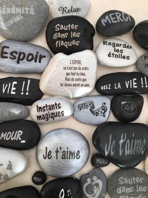 Galets d’intérieur (peints) – Inspiration Gravure Inspirational Rocks, Hand Painted Stones, Paint Rock, Rock Painting Art, Stone Decor, Infant Activities, Stone Painting, Rock Art, Painted Rocks