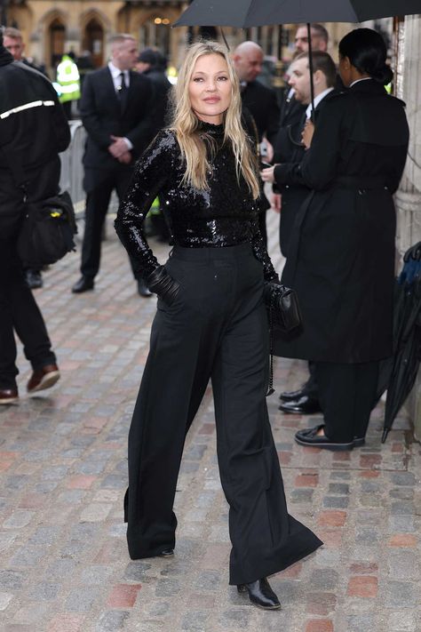 Kate Moss attended the Burberry autumn/winter 2022 show in London wearing a versatile pair of black trousers and a sequin top. Her fellow supers Naomi Campbell and Carla Bruni were also there. Black Trouser Party Outfit, Black Sequin Trousers Outfit, Black Sequin Top Outfit, Sequin Trousers Outfits, Sequin Top Outfit, Sequins Top Outfit, Autumn Winter 2022, Party Outfits Night, Black Sequin Top