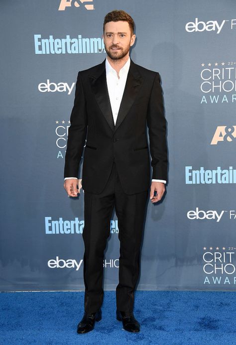 Justin Timberlake | Here's What Everyone Wore To The 2016 Critics Choice Awards Justin Timberlake 2000s, 2000s Red Carpet, Black Suit White Shirt, Mother Of The Bride Hairdos, Mens White Suit, Roland Mouret Dress, Navy Tuxedos, Black And White Suit, Suit Man