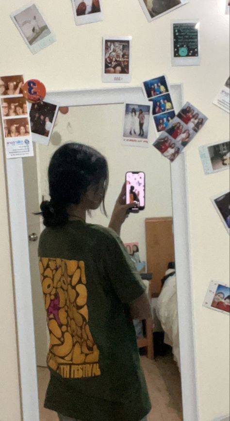 mirror, picture, photo, inspo, aesthetic, back, shirt, behind, polaroids, polaroid, phone, messy bun, bun, hair inspo, hair, oversized shirt Photo Inspo Aesthetic, Inspo Hair, Baggy Shirt, Mirror Picture, Bun Bun, Back Shirt, Bun Hair, Summer Friends, Photo Inspo