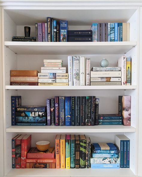 Small Bookshelf Styling With Books, The Home Edit Bookshelf, Bookshelf Layout Ideas, Library Bookshelf Styling, Bookshelf Styling Aesthetic, Bookshelf Styling Bedroom, Home Library Organization, Bookshelf Styling Ideas, Bookshelf Styling Living Room