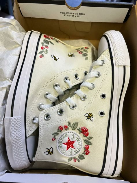 Shoes For Men Stylish, Boty Converse, Cute Converse Shoes, Men Formal Shoes, Embroidered Converse, Cute Converse, Custom Shoes Diy, Dr Shoes, Preppy Shoes