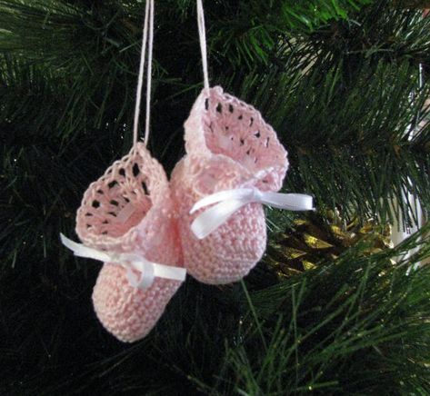 Baby's First Christmas Ornament Ideas | family holiday.net/guide to family holidays on the internet Crochet Minis, Christmas Ornament Ideas, Baby First Christmas, Knit Baby Booties, Baby's First Christmas Ornament, Christmas Felt, Knit Stockings, Crochet Ornaments, Gift Toppers