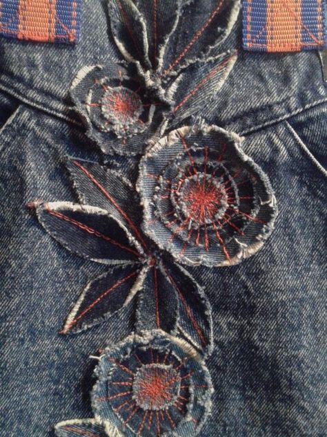 Denim Applique, Denim Crafts Diy, Textile Art Embroidery, Blue Jeans Crafts, Denim Art, Denim Flowers, Denim Ideas, Pola Sulam, Upcycle Jeans