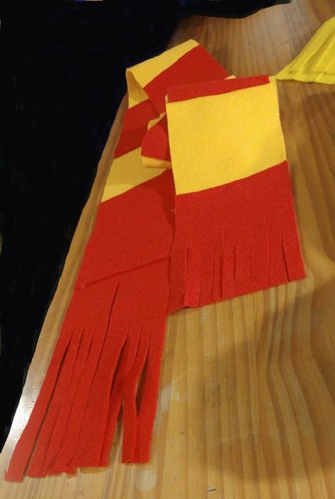 Harry Potter House Colors, Diy Harry Potter Crafts, Harry Potter Bookmark, Simple Diys, Diy Harry Potter, Hogwarts Acceptance Letter, Harry Potter Hogwarts Houses, Harry Potter Scarf, Fine Point Pens