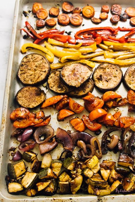 Balsamic Vinegar Marinade, Veggie Marinade, How To Roast Vegetables, Balsamic Vegetables, Resep Vegan, Roasted Veggies In Oven, Roast Vegetables, Oven Vegetables, Roasted Vegetables Oven