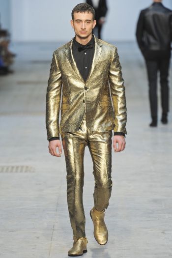 Gold Tuxedo, Satin Suit, Gold Suit, Lifestyle Influencer, Gold Outfit, Bespoke Fashion, Costume National, Bespoke Suit, Skating Outfits