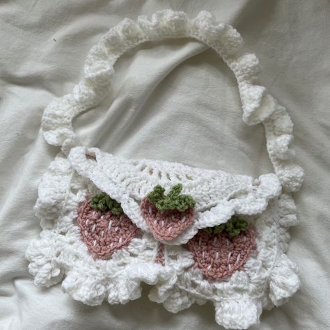 Outfit Inspo Crochet, Cute Bag Crochet Pattern Free, Crochet For Girlfriend, Cute Crochet Pixel Grid, Crochet Girly Things, Crochet Coquette Ideas, Aesthetic Crochet Bags, Crochet Accessories Aesthetic, Coquette Crochet Bag