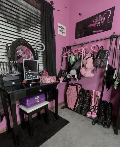 Monster High Bedroom, Monster High Room, 2000s Room, Doll Bedroom, High Room, Gothic Room, Cute Bedroom Decor, Cute Room Ideas, Aesthetic Rooms