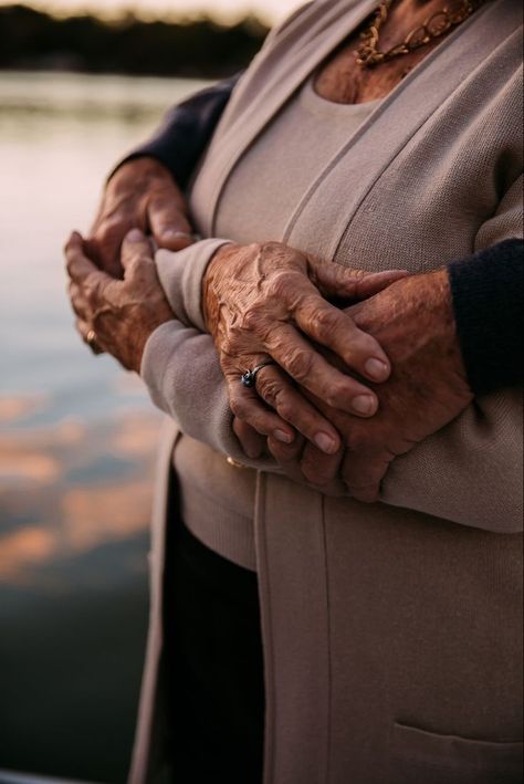 Grandparents Couple Photography, Retired Couple Photography, Older Parents Photography, Grandparents Couple Photoshoot, Middle Age Photoshoot, Parents Photoshoot Older, Engagement Photos Middle Aged, Old Couple Photoshoot Poses, Older Married Couple Picture Ideas