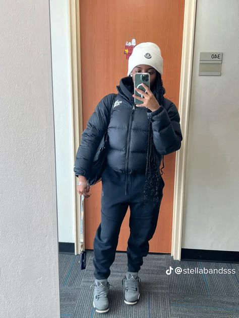 Nike Coat Outfit, Beanie Outfit Black Women Winter, Puffer Coat Outfits For Women, School Outfits For College Winter, Northface Coat Outfits, Outfits W Beanies, Northface Puffer Coat Outfit, Puffer Coat Outfit Black Women, Outfit With Leggings Winter