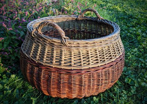 Basket Making Ideas, Cane Weaving, Weaving Willow, Willow Art, Basket Willow, Little Baskets, House Tent, Traditional Baskets, Willow Weaving