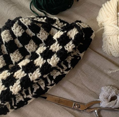 Black And White Beanie Outfit, Black And White Crochet Beanie, Black And White Crochet Pattern, Checkered Beanie Crochet, Black And White Crochet Hat, Black Things To Crochet, Crochet Beanie Aesthetic, Black And White Crochet Sweater, Crochet Checkered Beanie