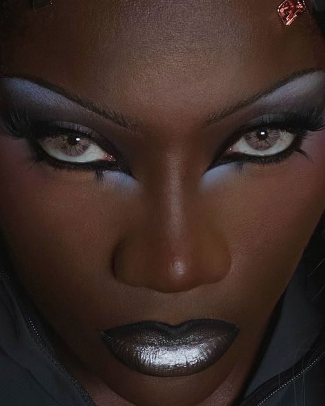 Avant Garde Makeup Black Women, Black And Silver Eyeliner, Dark Sultry Makeup, Glowing Eyes In The Dark, Dark Glam Makeup, Balenciaga Makeup, Soft Gothic Makeup, Punk Makeup Looks, Photographic Makeup