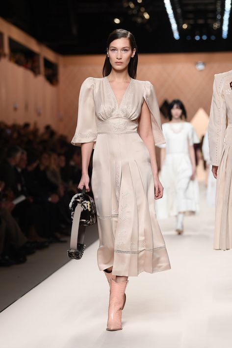 Bella Hadid Runway, Fendi Runway, Fendi Dress, Milan Men's Fashion Week, Versace Runway, Runway Fashion Couture, Runway Outfits, Versace Fashion, Popsugar Fashion