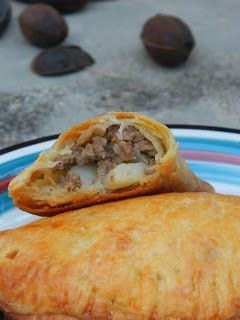 Costa Rica Eats: Beef & Potato Empanadas Pot Pie Empanadas, Easy Empanadas Recipe, Potato Empanadas, Pie Chicken, Costa Rican Food, Beef Empanadas, Meat Pies, Beef And Potatoes, Empanadas Recipe