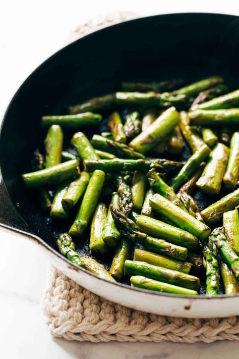 This 5 Ingredient Lemon Chicken with Asparagus is a bright, fresh, healthy dinner that comes together in 20 minutes! So good! #dinner #healthy #chicken #recipe #cleaneating Fresh Healthy Dinner, Recipe With Asparagus, Healthy Chicken Recipe, Chicken With Asparagus, Lemon Chicken With Asparagus, Mediterranean Recipes Healthy, Mediterranean Diet Recipes Dinners, Quick Healthy Dinner, Clean Eating Recipes For Dinner