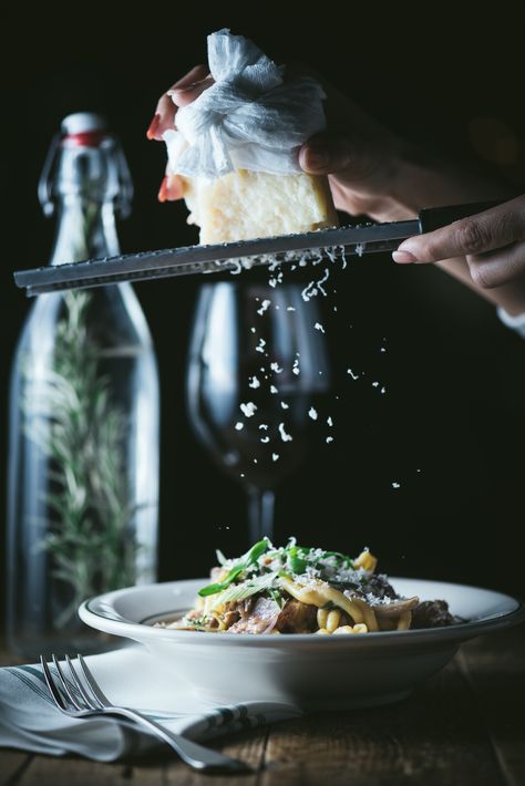 Pasta Catering, Wine And Pasta, Gemelli Pasta, Dark Food Photography, Food Photoshoot, Restaurant Photography, Photo Food, Food Photography Inspiration, Seasonal Ingredients