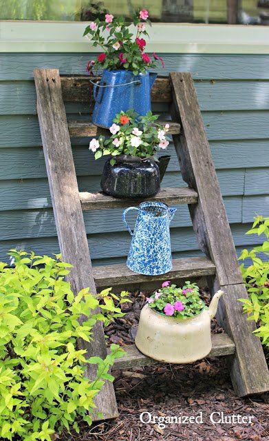 Taman Vintage, Old Ladder, Rustic Ladder, Vintage Gardening, Wild Garden, House Makeover, Vintage Garden Decor, Yard Decorations, Wooden Ladder