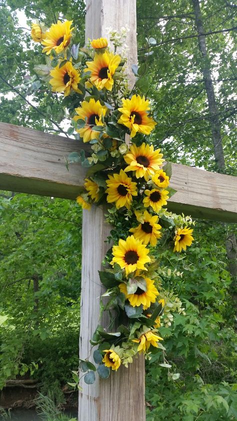 Sunflower Swag, Realistic Wedding, Wedding Aisle Outdoor, Sunflower Wedding Decorations, Simple Wedding Bouquets, Western Sunflower, Sunflower Arrangements, Wedding Arch Rustic, Sunflower Themed Wedding