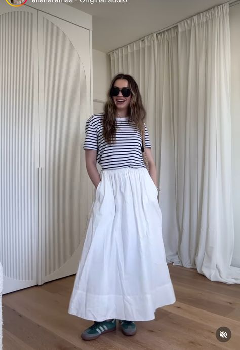 Outfits With Striped Shirts, Maxi Skirt Outfits, Skirt And Sneakers, Minimal Outfit, Causual Outfits, Summer Outfit Inspiration, White Skirt, How To Look Classy, Skirt Outfits