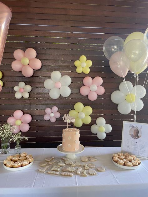 1st Birthday Party Ideas Flowers, Daisy Birthday Balloons, Simple Flower Birthday Decorations, 1st Birthday Snack Table, Flower Birthday Balloons, Daisy Second Birthday Party, Flower Birthday Theme Decoration, Mini Birthday Decorations, Yellow Daisy Birthday Party Ideas