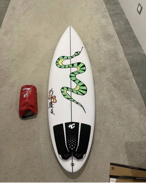 Simple Surfboard Design, Surf Board Designs Surfboard Art, Cool Surfboard Designs, Surfboard Art Design, Surfboard Painting, Yearbook Cover, Surf Spray, Snake Drawing, Custom Surfboards