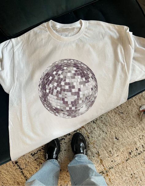 Bola Disco, Disco Ball Graphic, Oversized Graphic Tee, Retro Tee, Disco Ball, Casual Chic, Graphic Tee, Gender Neutral, Graphic Tees